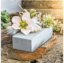 Brique de mousse florale avec décoration florale pour compositions florales