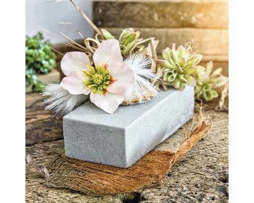 Brique de mousse florale avec décoration florale pour compositions florales