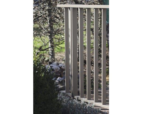 Gros plan d''un garde-corps de balcon métallique à l''extérieur