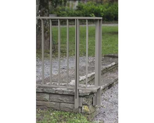 Garde-corps métallique sur un escalier en pierre à l''extérieur