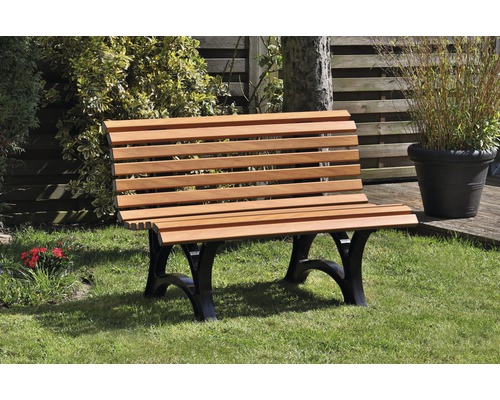 Banc de jardin en bois avec structure en métal dans le jardin