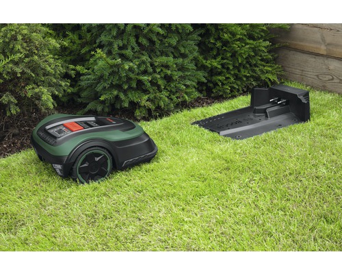 Robot tondeuse avec station de charge dans le jardin