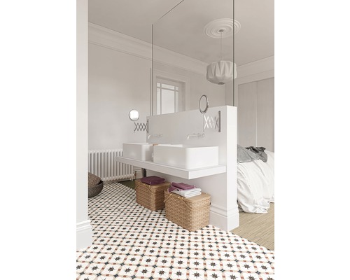 Salle de bains lumineuse avec double vasque, carrelage à motifs et paniers décoratifs.