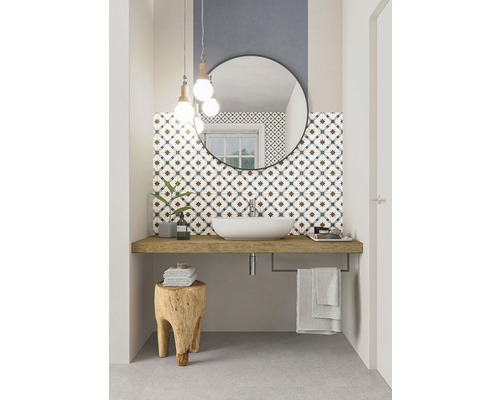 Salle de bains moderne avec lavabo, miroir et carrelage à motifs