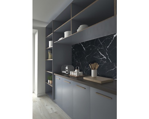 Cuisine grise avec panneau mural en marbre, placards intégrés et étagères.