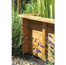 Jardinière en bois dans le jardin avec lavande et plantes