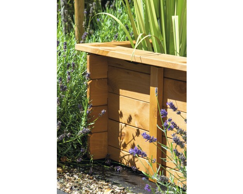 Jardinière en bois dans le jardin avec lavande et plantes