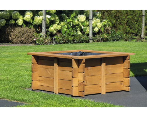 Jardinière carrée surélevée en bois dans le jardin