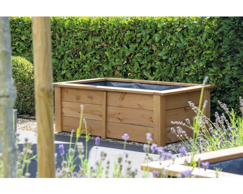 Jardinière en bois dans le jardin