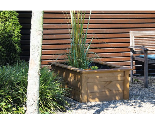 Jardinière en bois avec plantation dans le jardin
