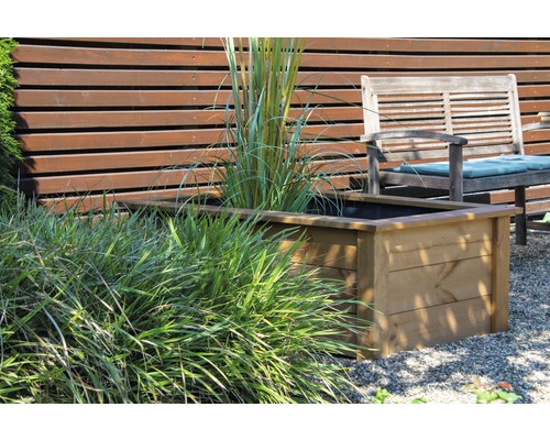 Jardinière en bois avec plantation dans le jardin