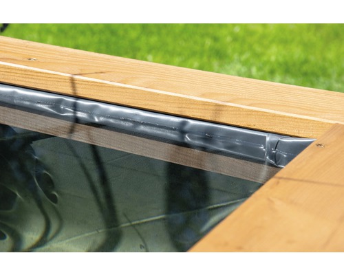 Vue détaillée d''un potager surélevé avec cadre en bois et film