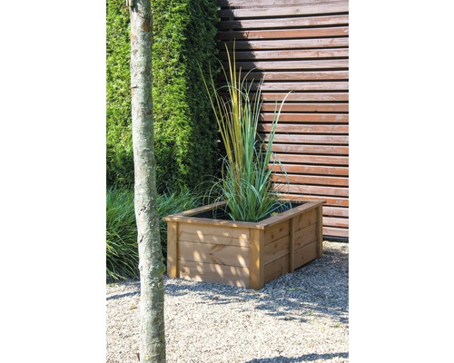 Jardinière en bois avec plantation dans le jardin