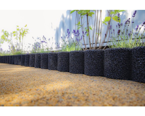 Gartenszene mit Rasenkante aus Gummigranulat