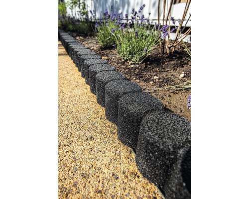 Gartenweg mit Rasenkantensteinen und Lavendel