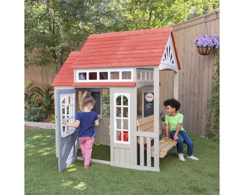 Maisonnette en bois avec toit, porte et fenêtres dans le jardin