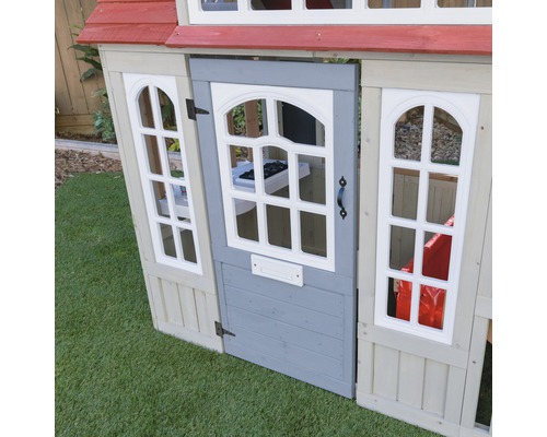 Vue détaillée d''une cabane de jeu pour enfants avec porte ouverte et fenêtres.