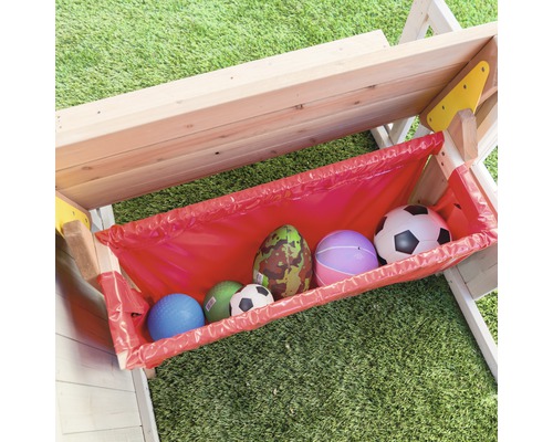 Construction en bois avec sac de rangement rouge rempli de ballons