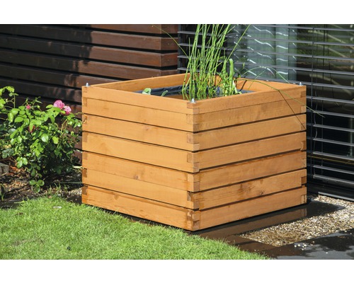 Jardinière carrée en bois avec plantation dans le jardin