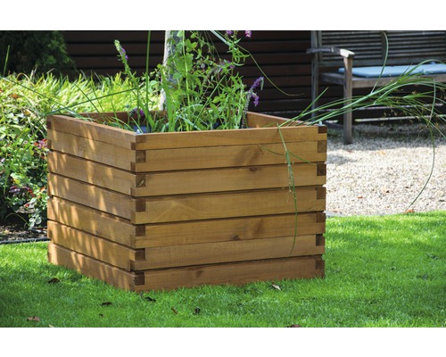Jardinière carrée surélevée en bois dans le jardin.