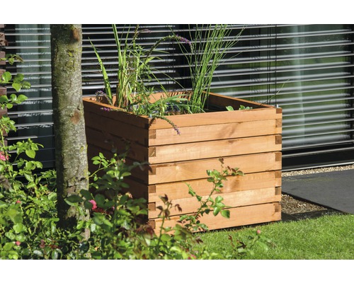 Jardinière carrée en bois dans le jardin.