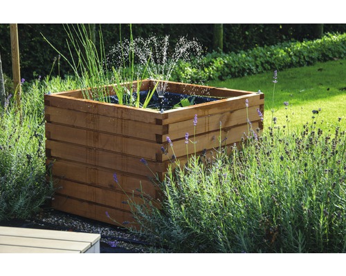 Bassin carré en bois dans le jardin avec asperseur d''eau