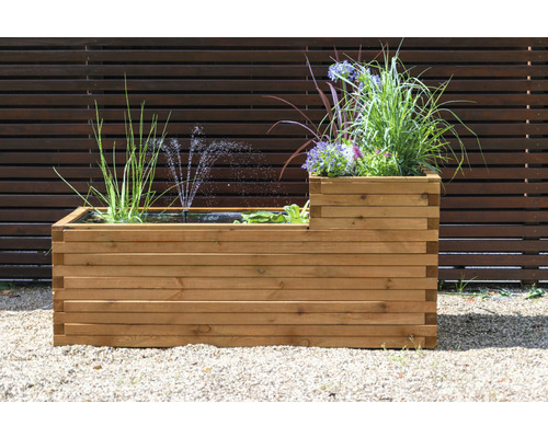 Jardinière en bois avec bassin et fontaine dans le jardin