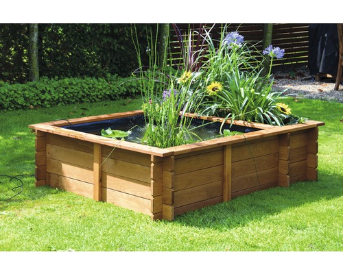 Hochbeet mit Pflanzen im Garten