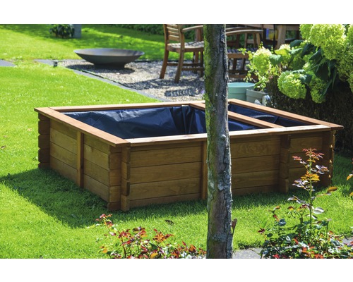 Quadratischer Gartenteich mit Holzrahmen im Garten.