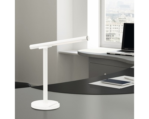 Lampe de bureau blanche sur un bureau