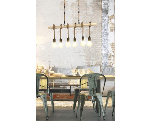 Esszimmer mit Tisch, Stühlen und Hängelampe mit Seil