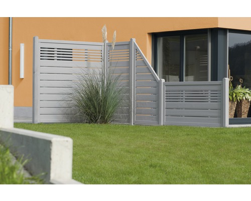 Clôture de jardin en bois avec des lattes horizontales devant une maison