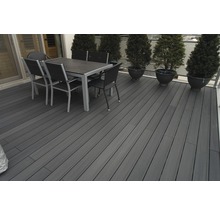 Terrasse mit Terrassendielen, Tisch, Stühlen und Pflanzen
