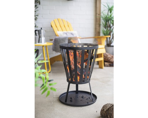 Feuerkorb mit Holzscheiten auf einer Terrasse