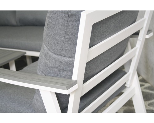 Detailansicht einer weißen Gartenlounge mit grauen Polstern und Armlehnen