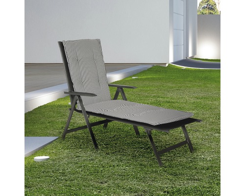 Chaise longue de jardin avec revêtement rayé sur pelouse