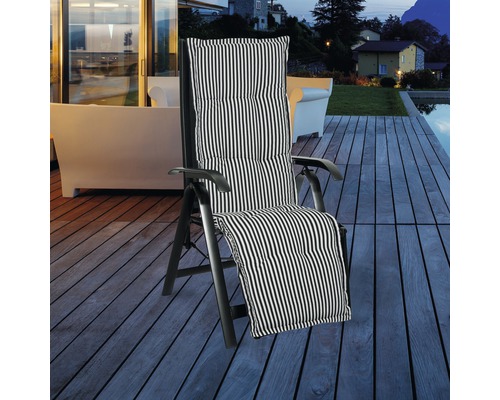 Chaise longue de jardin avec coussin rayé sur une terrasse en bois