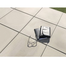 Terrassenplatten mit zwei Notizbüchern und einer Brille