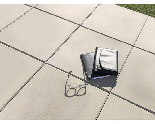 Dalles de terrasse avec deux carnets et une paire de lunettes
