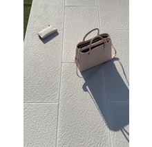 Helle Bodenplatten mit Handtasche und Kosmetiktasche