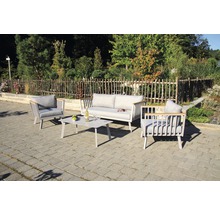 Gartenmöbelset mit Sofa, zwei Sesseln und einem Tisch auf einer Terrasse