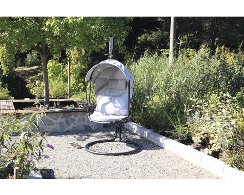 Fauteuil suspendu avec toit dans le jardin