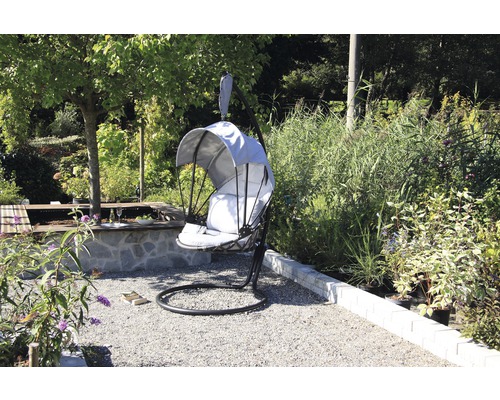 Fauteuil suspendu avec pare-soleil dans le jardin