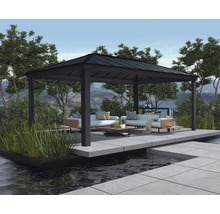 Szene mit Pavillon, Sitzgruppe und Wasseranlage im Garten