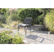 Jardin avec une chaise de jardin moderne en métal et un coussin d''assise.