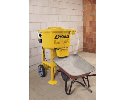 Lescha LZ 140 Zementmischer neben einer Schubkarre auf einer Baustelle