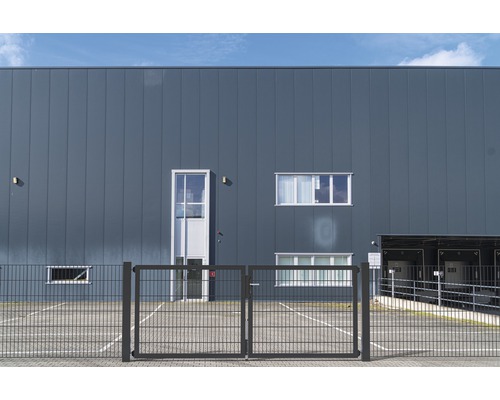 Aussenansicht eines Lagergebäudes mit Metallfassade und Zaun