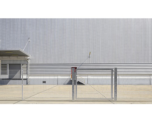 Aussenansicht eines Lagerhauses mit Metallfassade und Zugangstor.
