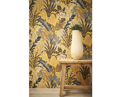 Papier peint jaune avec motifs de jungle et décoration en bois sur tabouret en bois