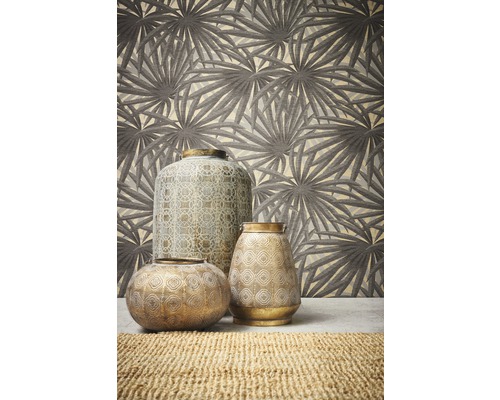 Dekorative Anordnung mit Vasen und gemusterter Tapete